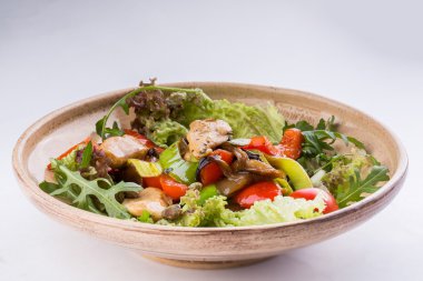 Taze salata ile tavuk göğsü