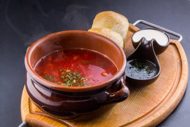 Ukraynalı borsch çörek, soğan ve sarımsak ile