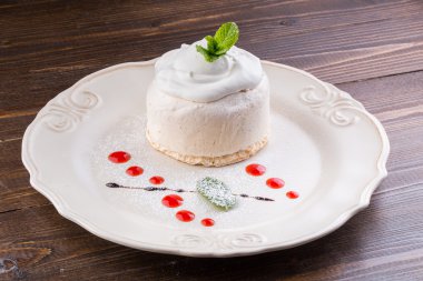 Bizet kek çilek reçeli ile dekore edilmiştir.