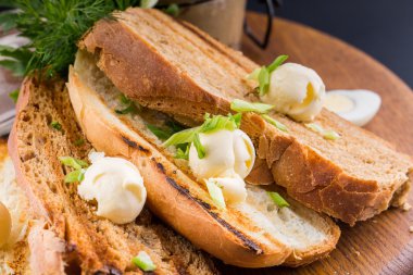 karaciğer pate ekmek ve kavanoz