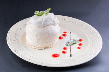 Bizet kek çilek reçeli ile dekore edilmiştir.