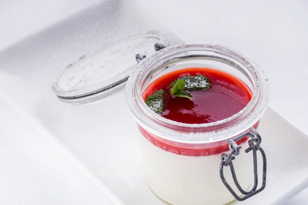 Sobremesa tradicional italiana panna cotta — Fotografia de Stock