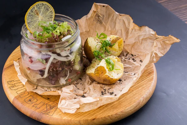 Papa al horno con arenque en escabeche — Foto de Stock