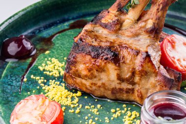 domates ve soslu ızgara et kaburga