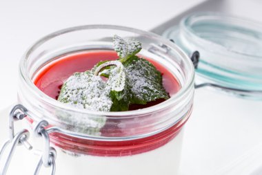Çilek sosu ve nane ile Vanilla panna cotta