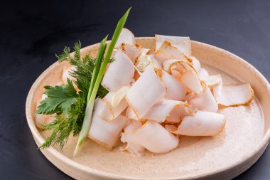 Tuzlanmış domuz yağı tabak.