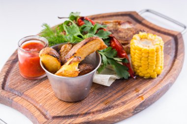 Kavrulmuş domuz Knuckle sebze ile devam eder. Domuz Knuckle.