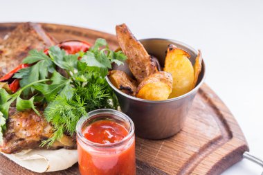 Kavrulmuş domuz Knuckle sebze ile devam eder. Domuz Knuckle.