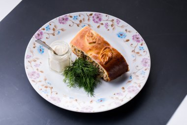 et ve et suyu gösterme ile görüntülenen etli börek