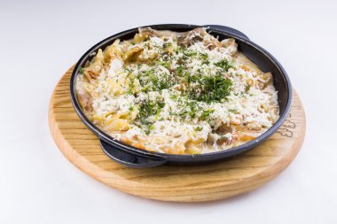 bir tavada mantar patates kızartması