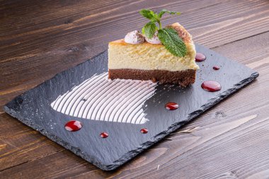 ahşap rustik masa üzerinde limonlu cheesecake