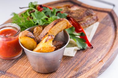 Kavrulmuş domuz Knuckle sebze ile devam eder. Domuz Knuckle.