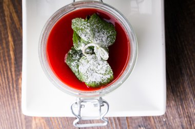 Çilek sosu ve nane ile Vanilla panna cotta