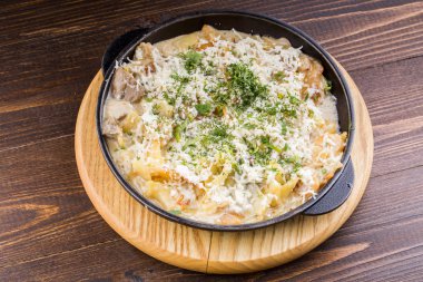 bir tavada mantar patates kızartması