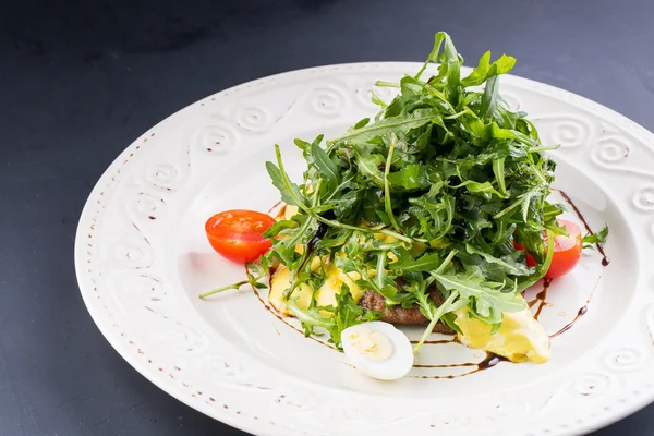 Viande grillée avec salade — Photo