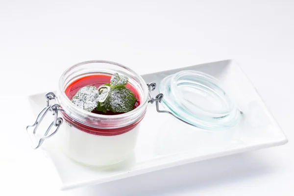 Çilek sosu ve nane ile Vanilla panna cotta