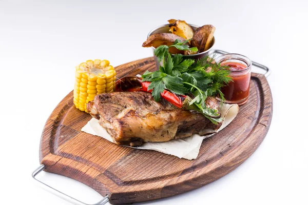 Kavrulmuş domuz Knuckle sebze ile devam eder. Domuz Knuckle.