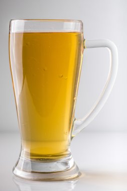 Beyaz bir köpük ile izole bira dolu bardak