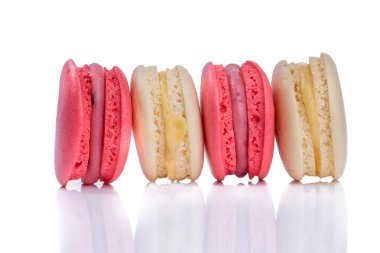 Tatlı ve üzerinde beyaz adam izole renkli Fransızca macaroons