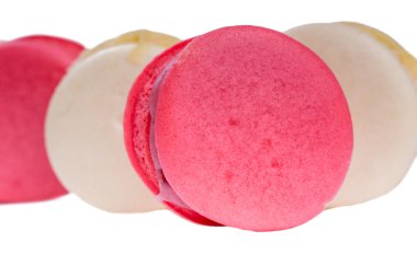 Lezzetli kırmızı ve beyaz acıbadem kurabiyesi yakın çekim