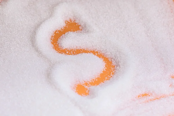 De letter "S" geschreven in suiker korrels. Bovenaanzicht. — Stockfoto