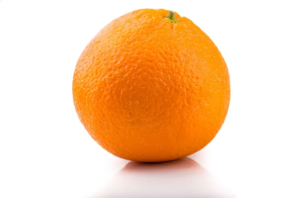 Egy friss narancs elszigetelt fehér képe — Stock Fotó