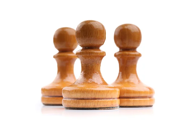 Trzy światła drewniane szachy sztuk sam na białym tle — Zdjęcie stockowe