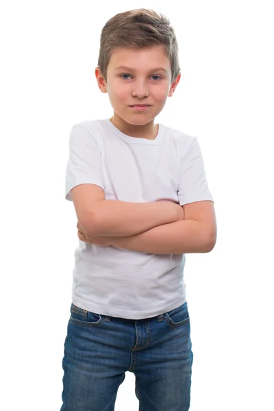 Camiseta blanca sobre un lindo chico, aislada sobre fondo blanco — Foto de Stock