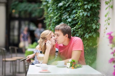 Having a büyük zaman bir fincan kahve konuşmak mutlu çift