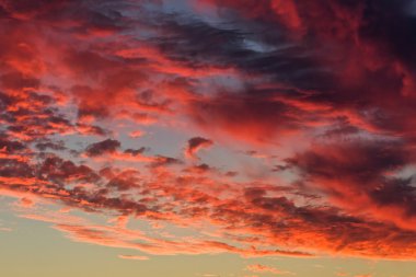 Gökyüzü bulutlu akşam görünümünü