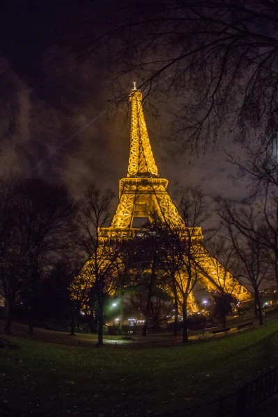 Эйфелева башня ночью — стоковое фото