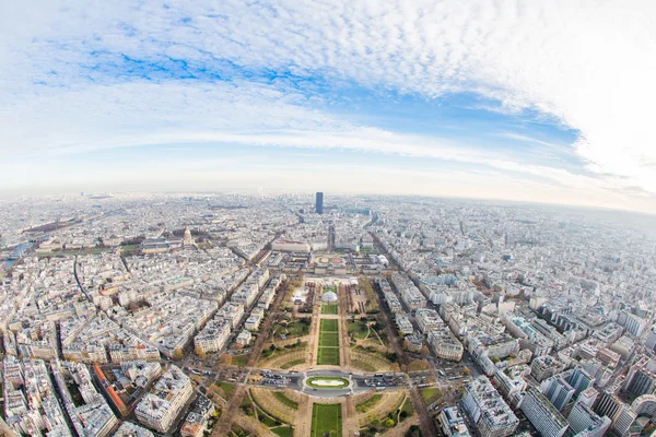 Вид на столицу Франции - Париж с Эйфелевой башни — стоковое фото