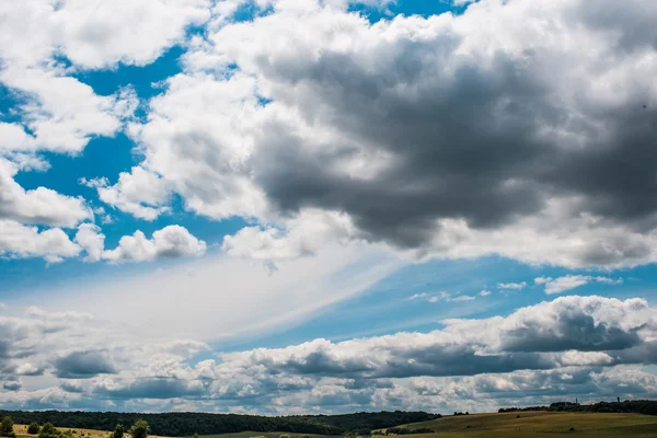 Green field and blue sky — Stock Photo, Image