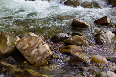 Bir dağ nehir üzerinde rulo