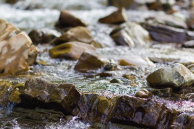 Bir dağ nehir üzerinde rulo