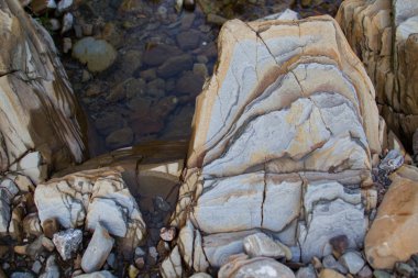 Bir dağ nehir üzerinde rulo