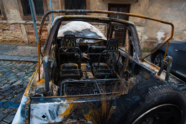 Abandoned burnt down car after an explosion, ready to be scrappe — Stock Photo, Image