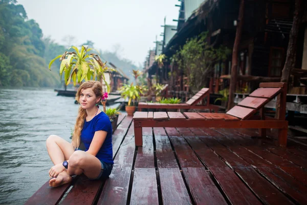 Щасливі молоду жінку на пляжі будинку річку Квай в Таїланді — стокове фото