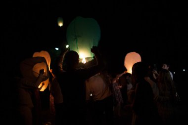 İnsanlar gökyüzü fenerler bırakın