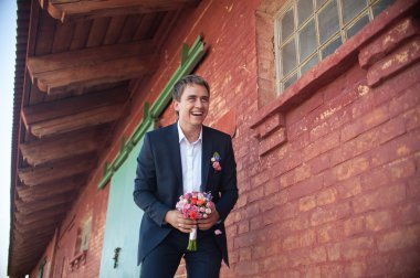 Yakışıklı adam elinde bir buket çiçek