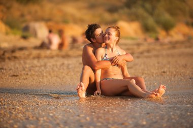 Deniz sahilde couple