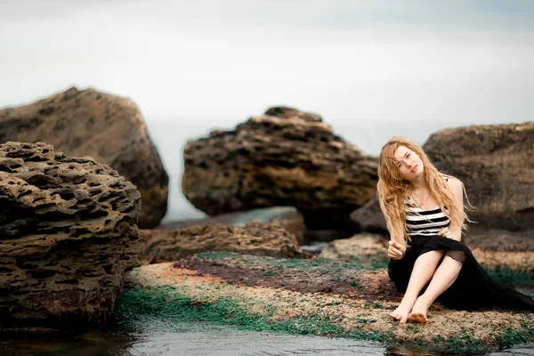 Meisje poseren op het strand — Stockfoto