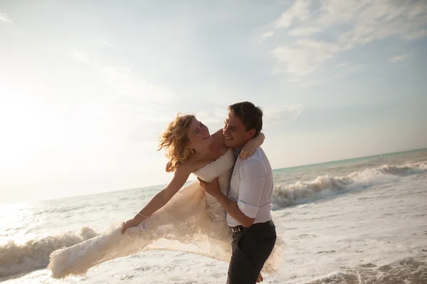 kumlu bir plaj üzerinde çalışan çift