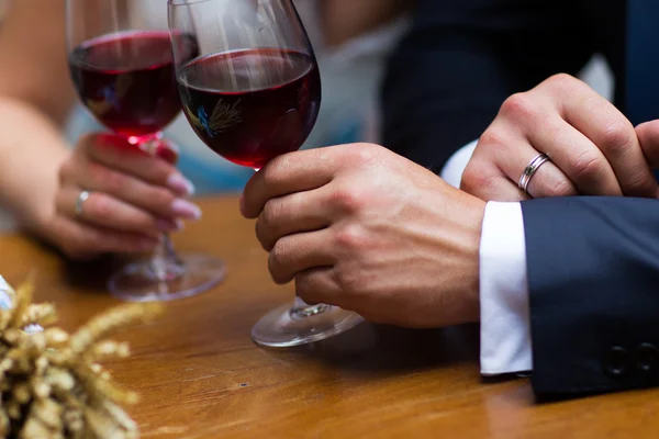 Kutlama. İnsanlar holding bardak şarap — Stok fotoğraf