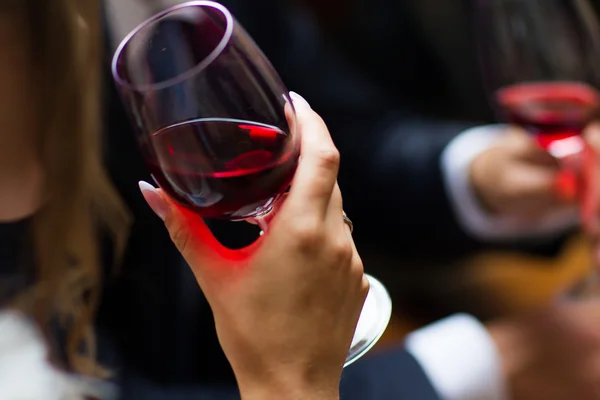 Kutlama. İnsanlar holding bardak şarap 