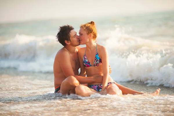 Couple on the beach of sea — Stock Photo, Image