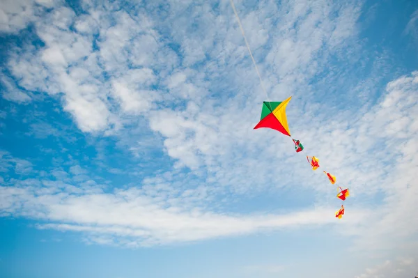 Mavi gökyüzü ile renkli uçurtma