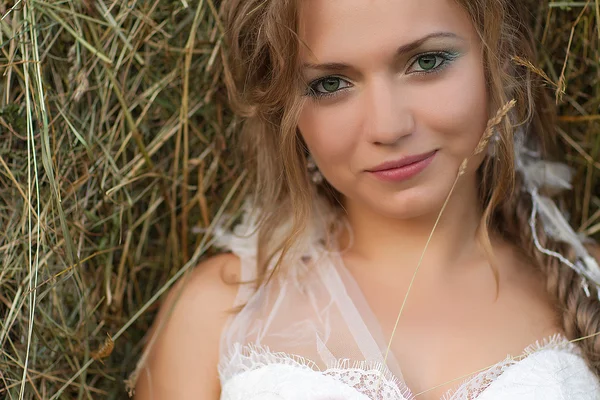 Kopfschuss junger Braut im Hochzeitskleid — Stockfoto