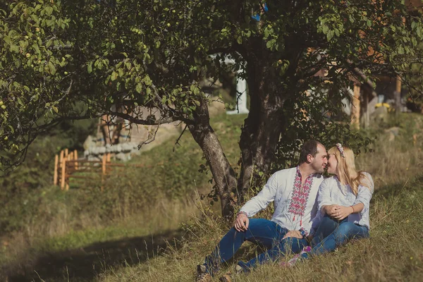 Par i kärlek utomhus — Stockfoto