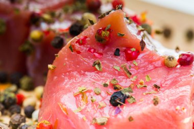 çiğ et ve baharat ahşap stand